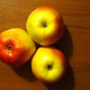 Как испечь шарлотку с яблоками